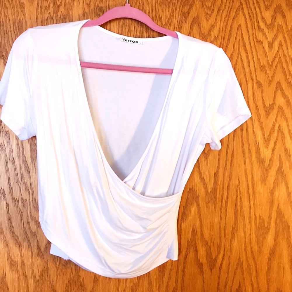 Women's white crop top from Vetior, size large.